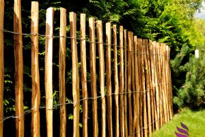 Drewniane płotki ogrodowe – praktyczne i piękne wykończenie każdej rabaty