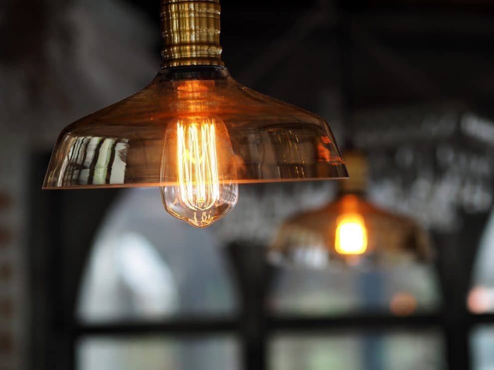 Lampy stojące - rodzaj klosza a ostateczny styl oświetlenia podłogowego